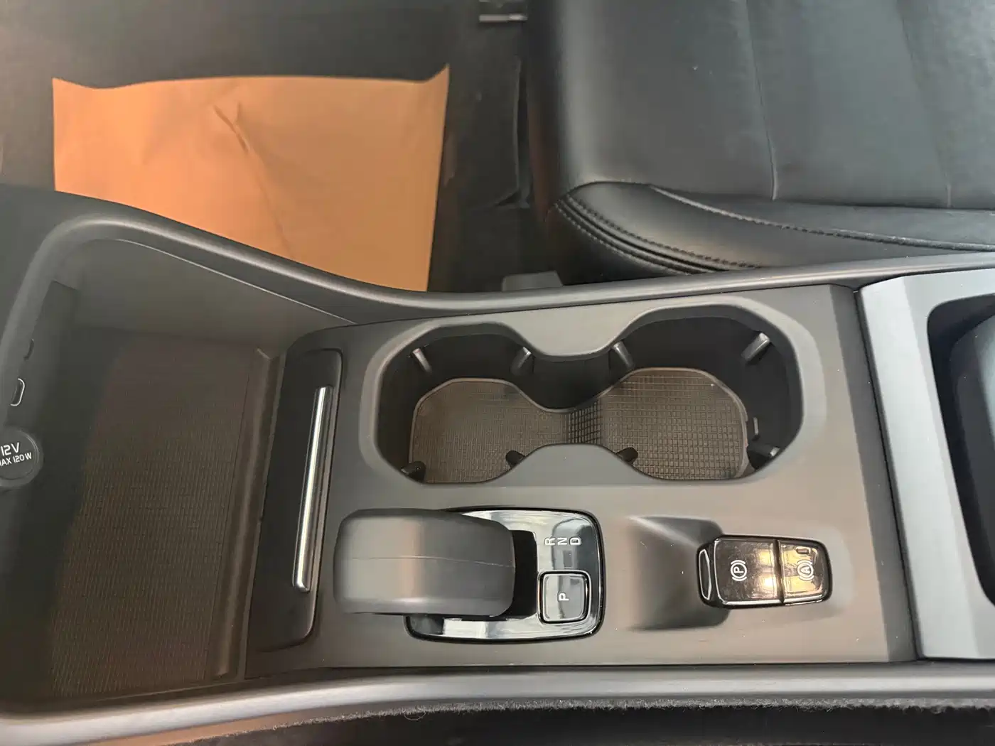 Фото 11 - Volvo XC40