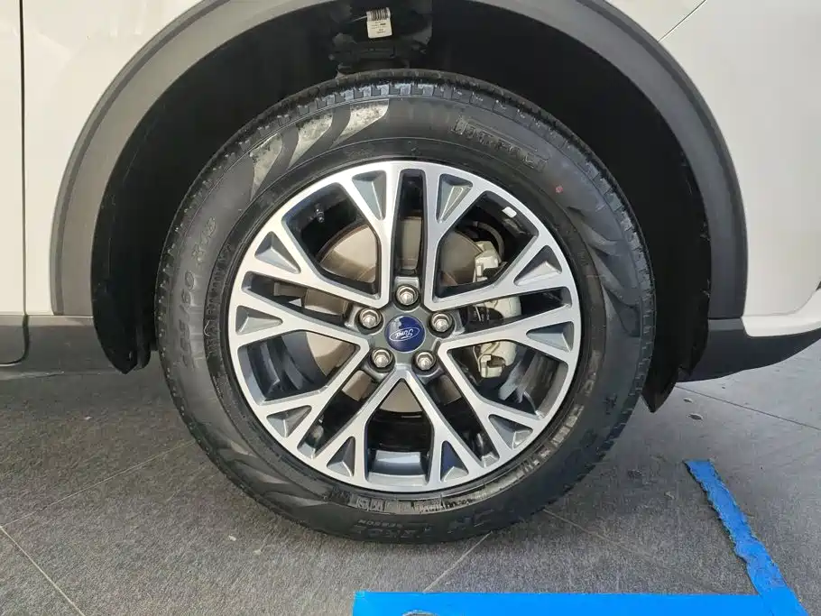 Photo 6 - Ford Escape