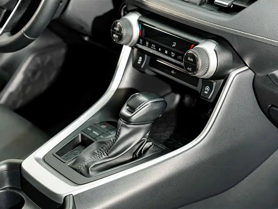 Toyota Wildlander 2024 2023 2.0L CVT FWD Luxury PLUS