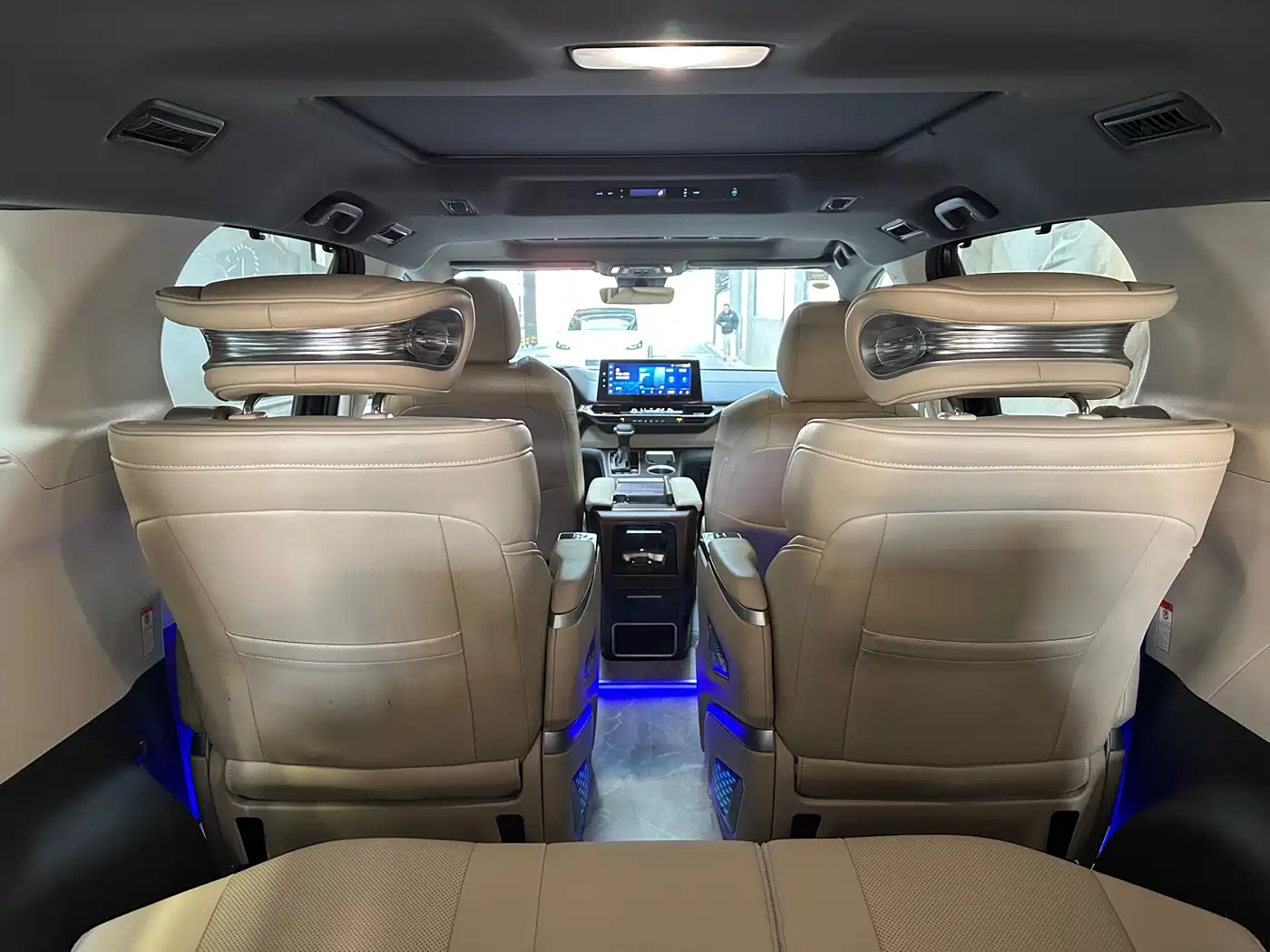 Toyota Granvia 2023 2.5L Hybrid Luxury Edition фото 16