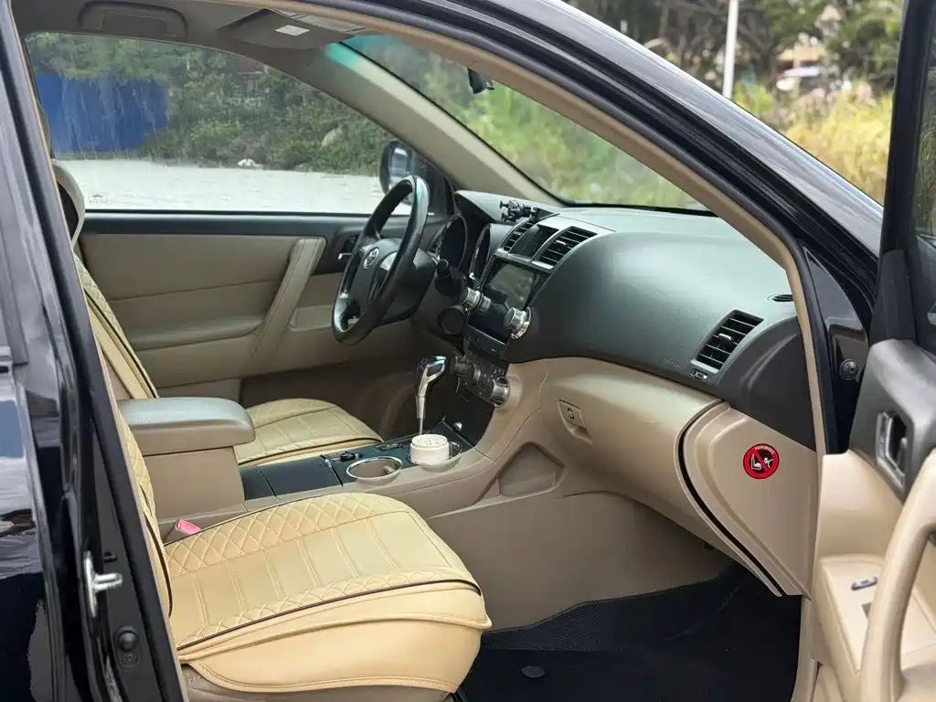 Photo 9 - Toyota Highlander