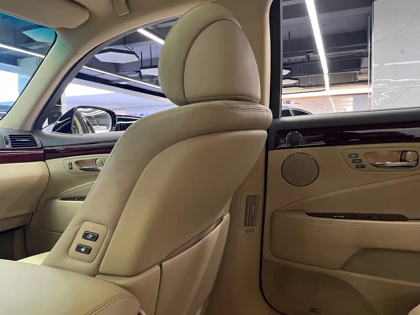 Фото 35 - Lexus LS