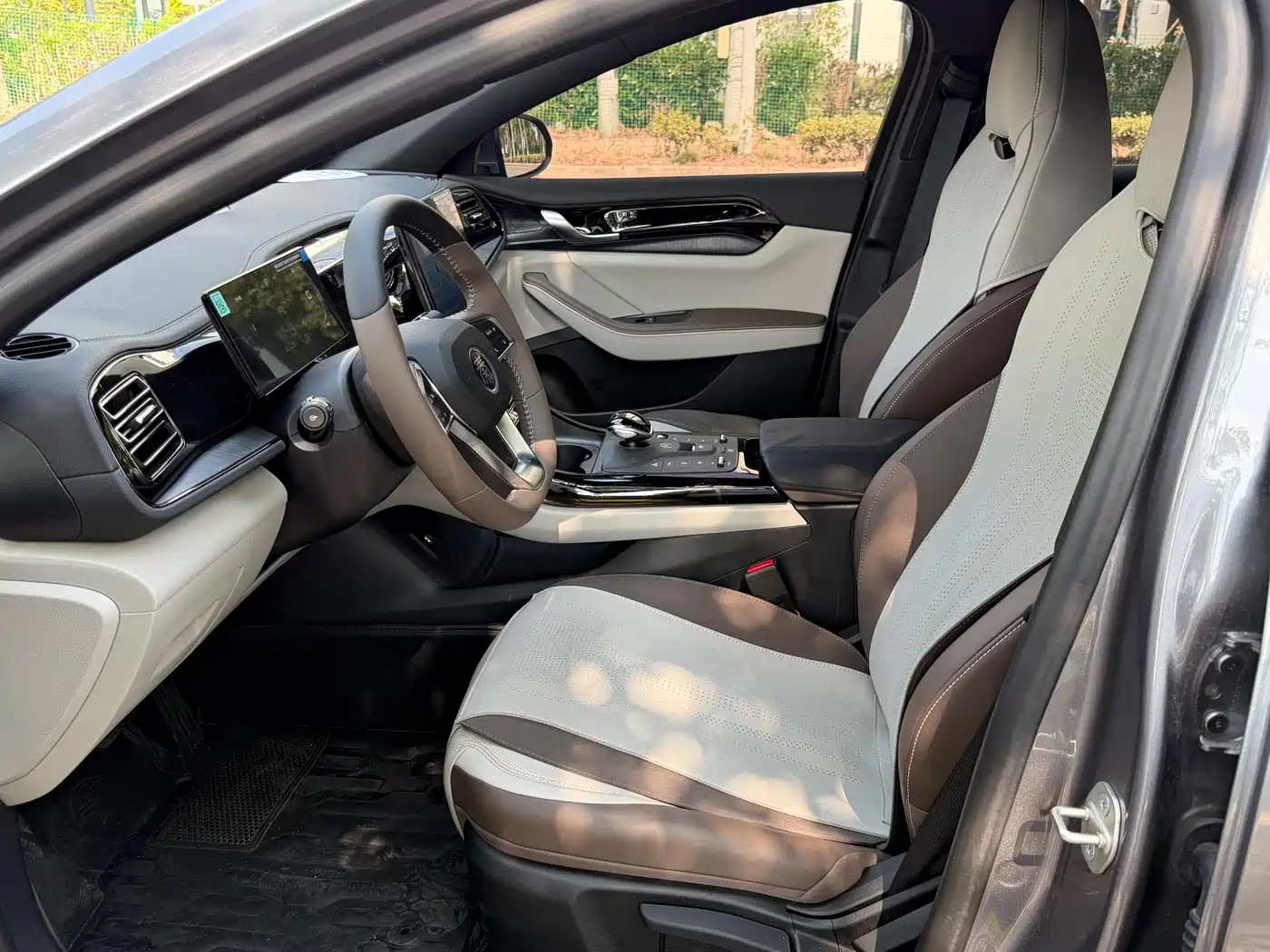 BYD Qin PLUS 2024 Glory Edition DM-i 55KM Leading фото 4