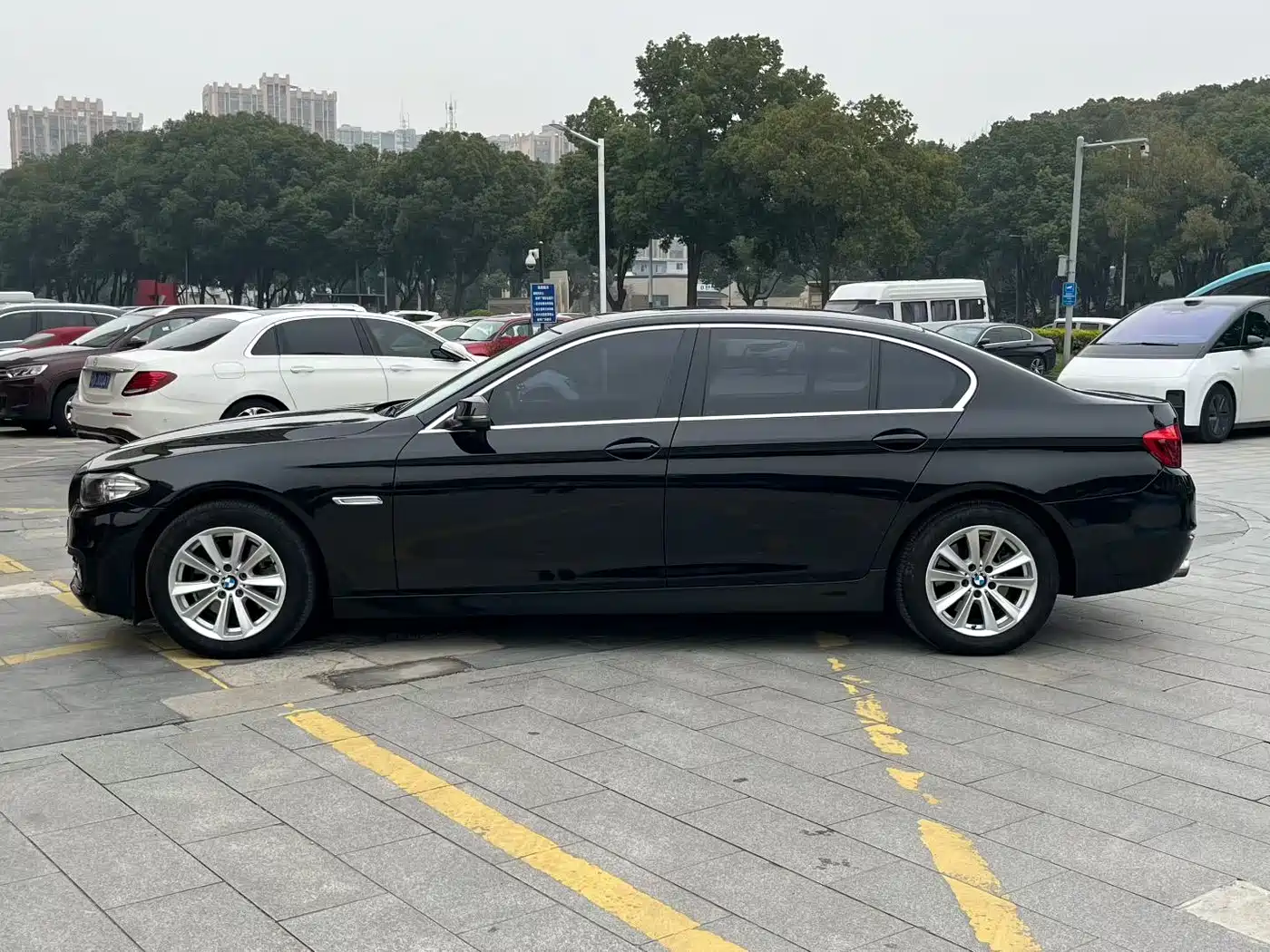BMW 5 Series 2017 520Li Classic Edition фото 3