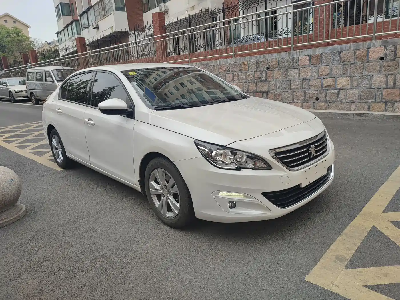 Peugeot 408 2014 1.8L Manual Leading Edition фото 2