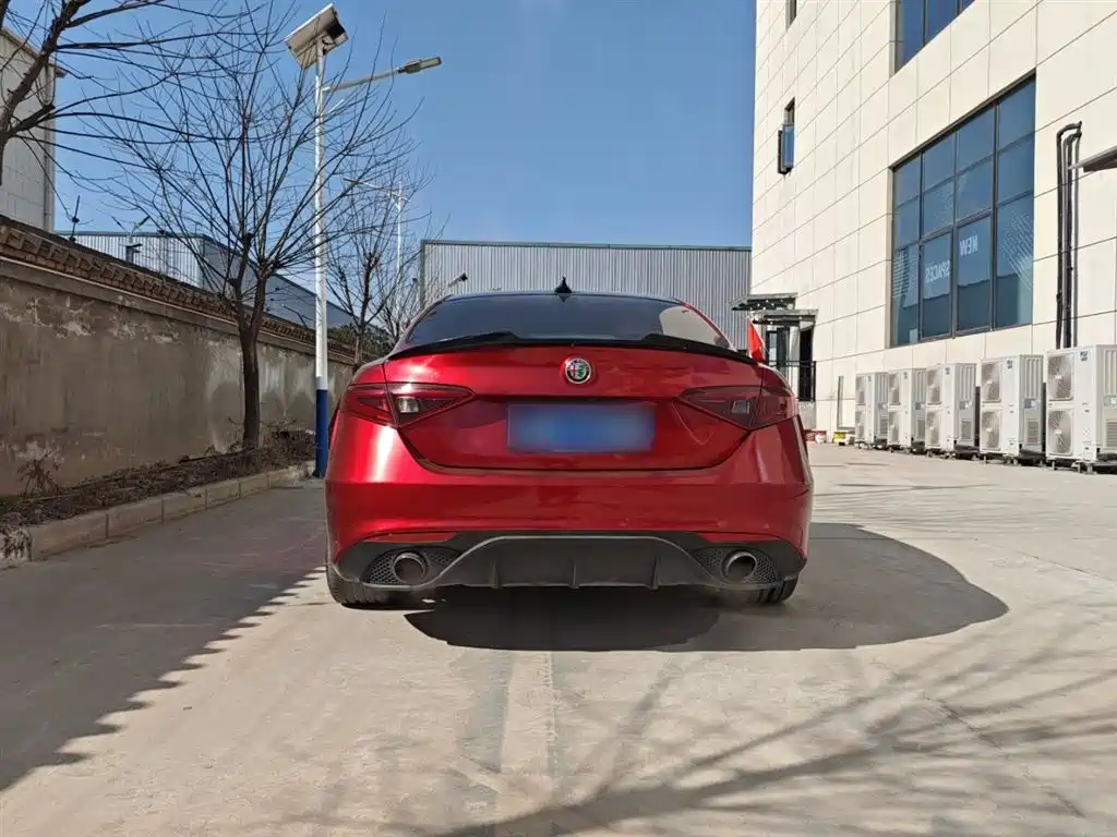 Alfa Romeo Giulia 2018 2017 2.0T 280HP Luxury Edition