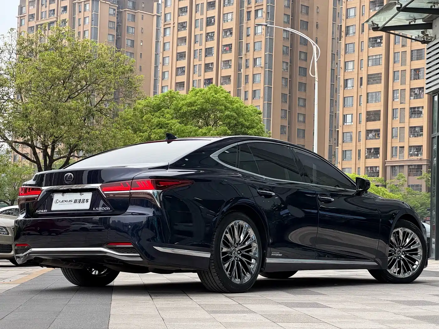 Lexus LS 2018 500h Executive Edition China VI фото 6