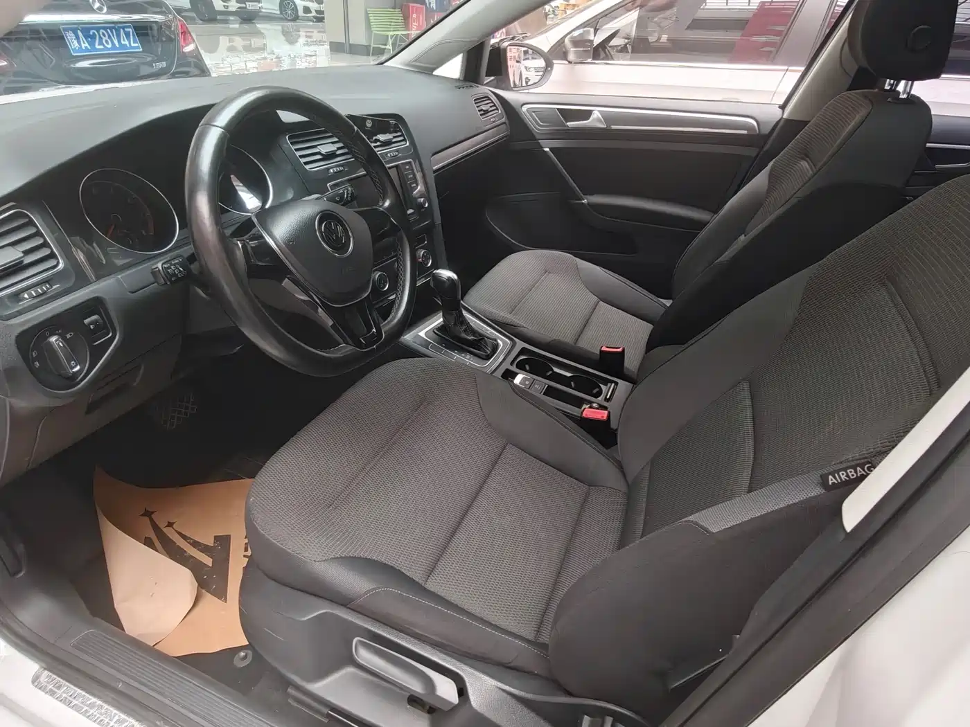 Volkswagen Golf 2017 230TSI Auto Comfort Millionth Anniversary Edition фото 10