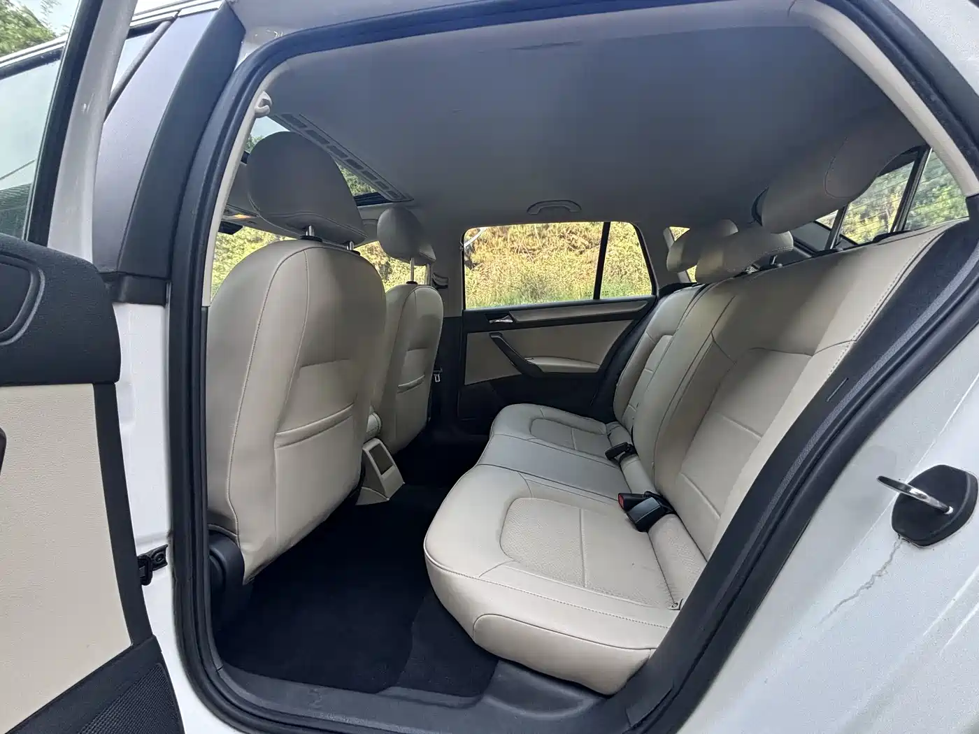 Škoda Skoda Rapid Spaceback 2014 1.6L Automatic Joy Edition фото 8
