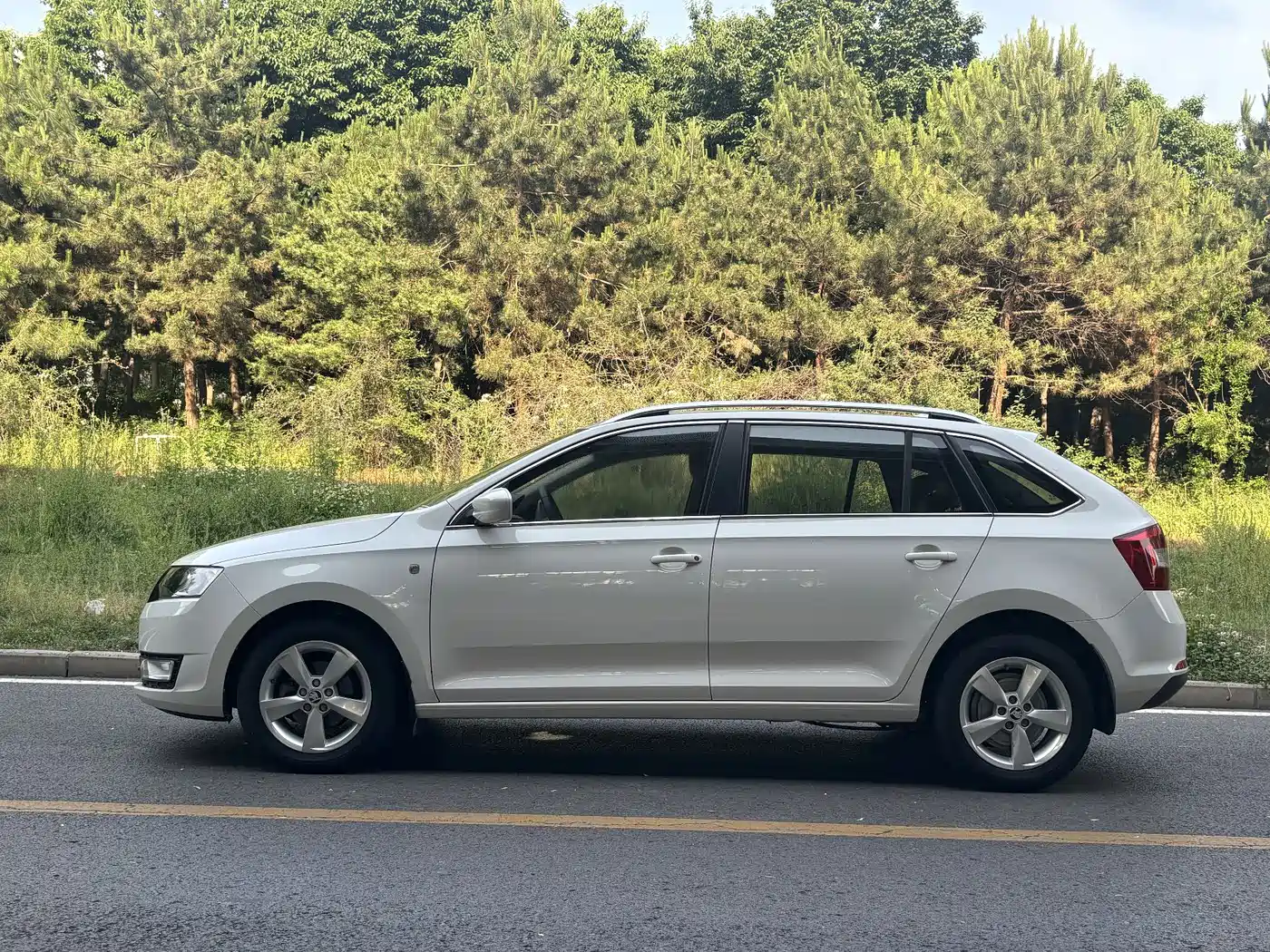 Škoda Skoda Rapid Spaceback 2014 1.6L Automatic Joy Edition фото 3