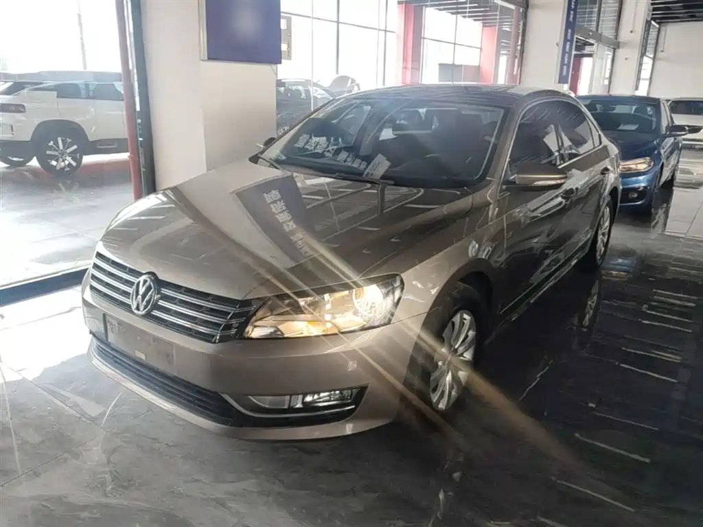 Volkswagen Passat 2015 1.8TSI DSG Honor Edition фото 2