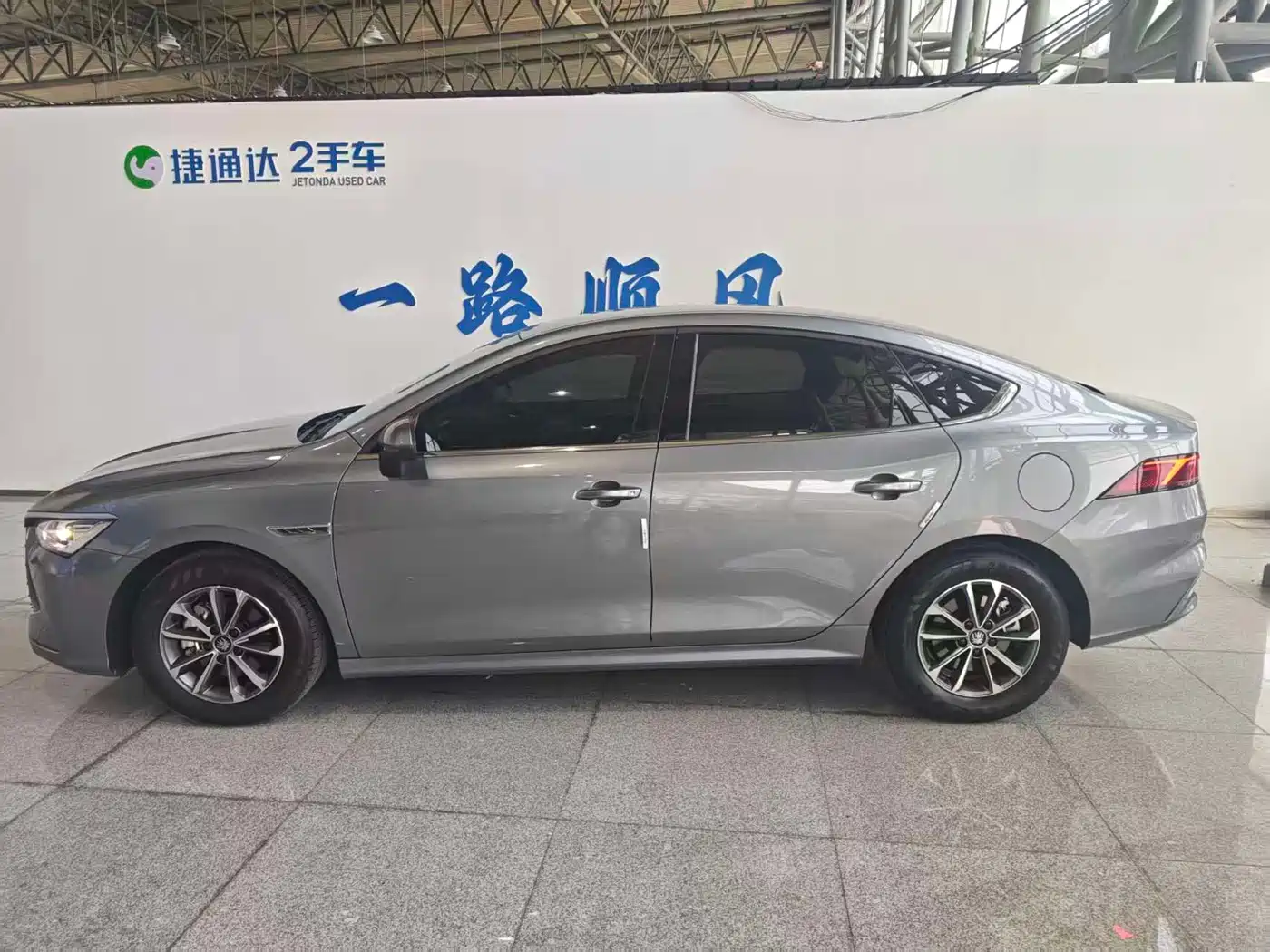 BYD Qin PLUS 2024 Glory Edition DM-i 55KM Leading фото 8