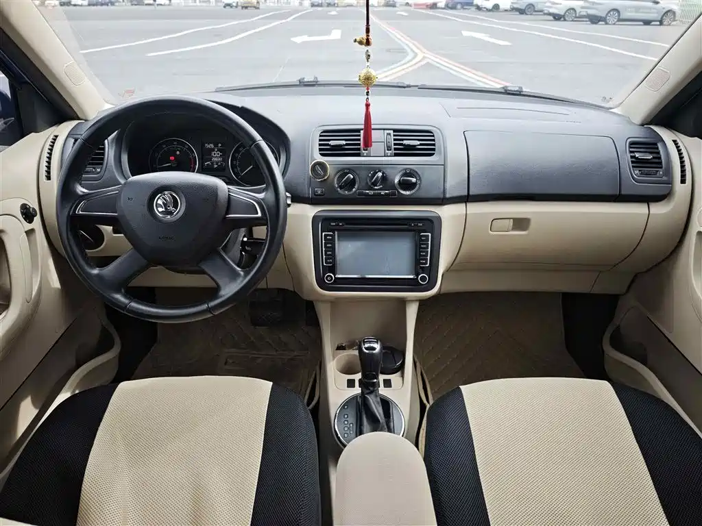 Škoda Fabia 2014 1.4L Automatic Crystal Spirit Edition фото 14