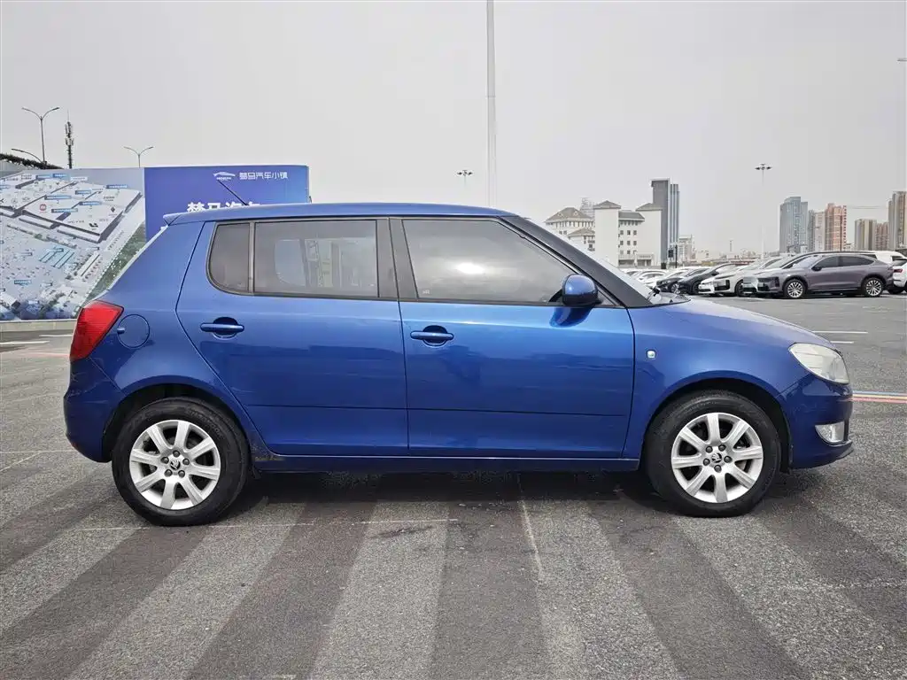 Škoda Fabia 2014 1.4L Automatic Crystal Spirit Edition фото 8