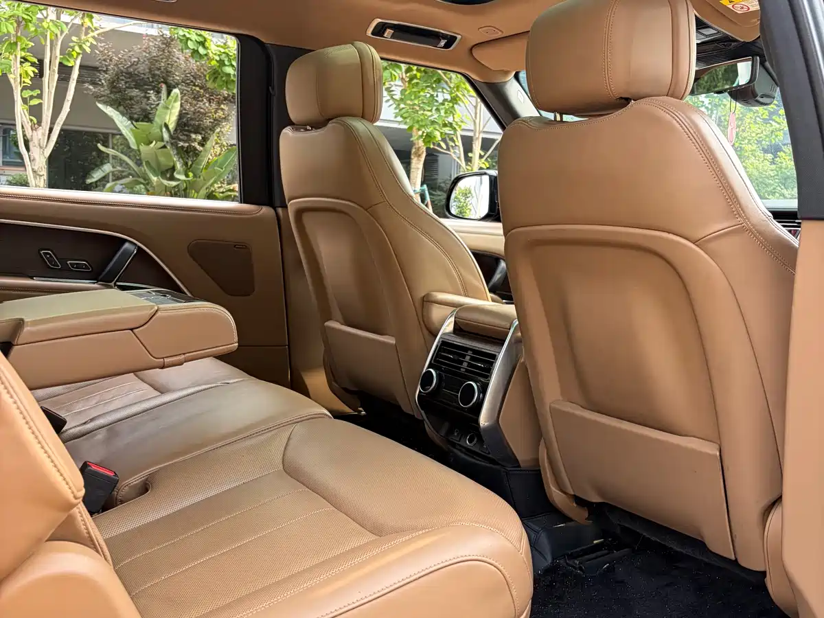 Land Rover Range Rover 2023 3.0 L6 400PS Golden Age 7-Seater Long Wheelbase фото 18