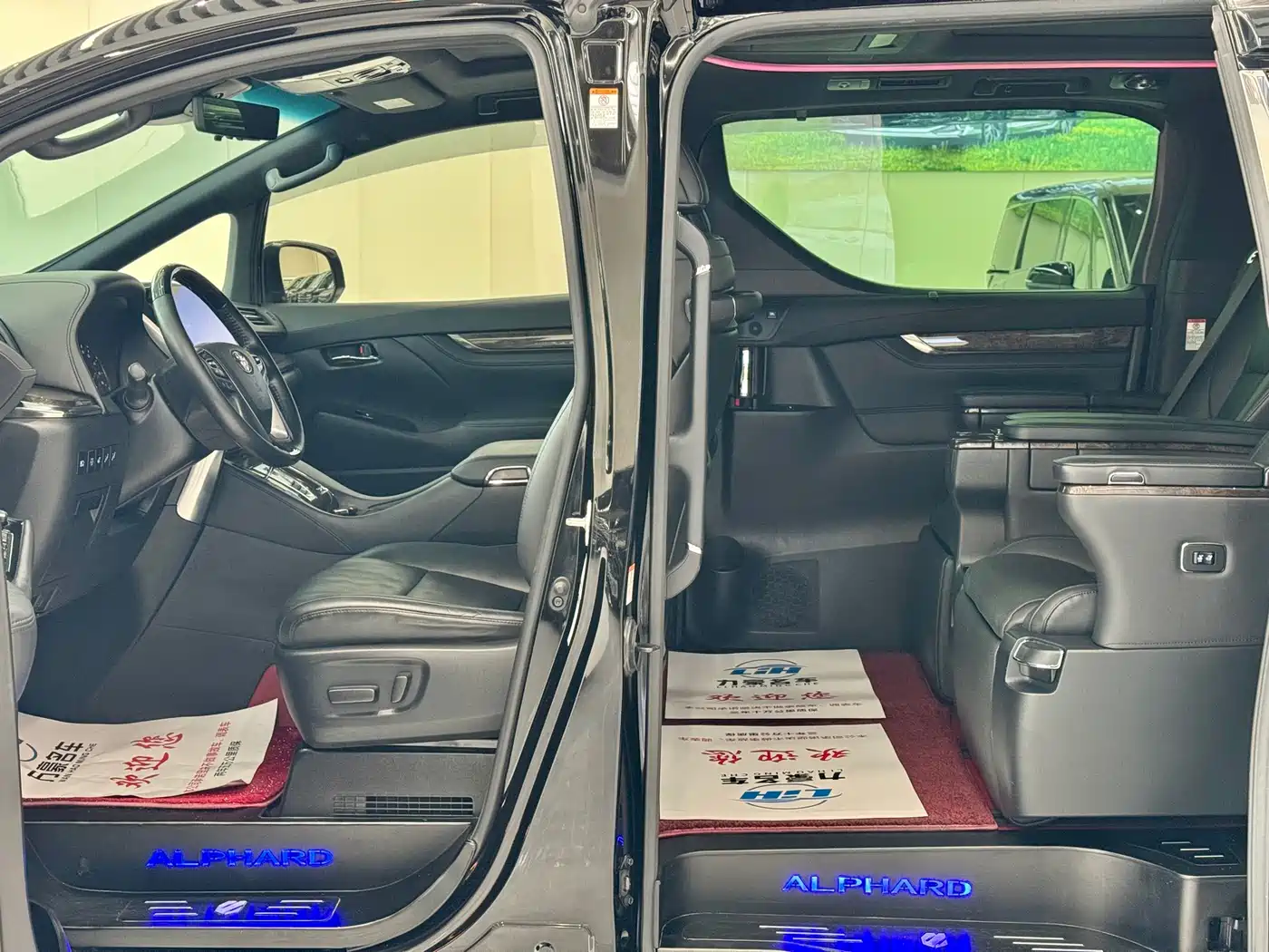 Toyota Alphard 2020 Hybrid 2.5L Gold Special Edition фото 6
