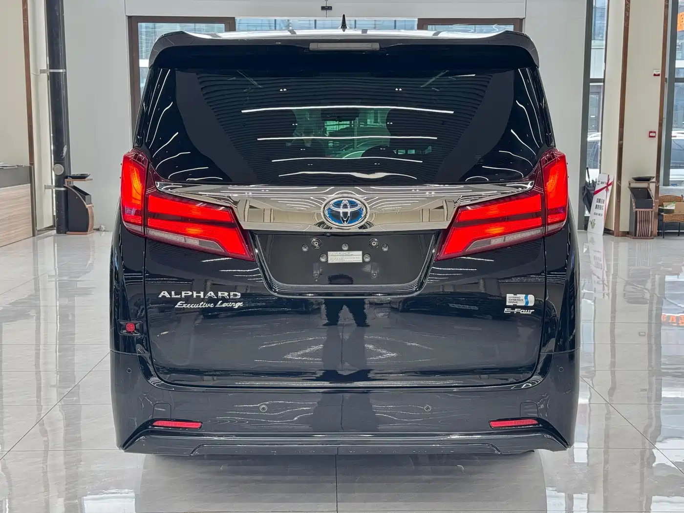 Toyota Alphard 2020 Hybrid 2.5L Gold Special Edition фото 11