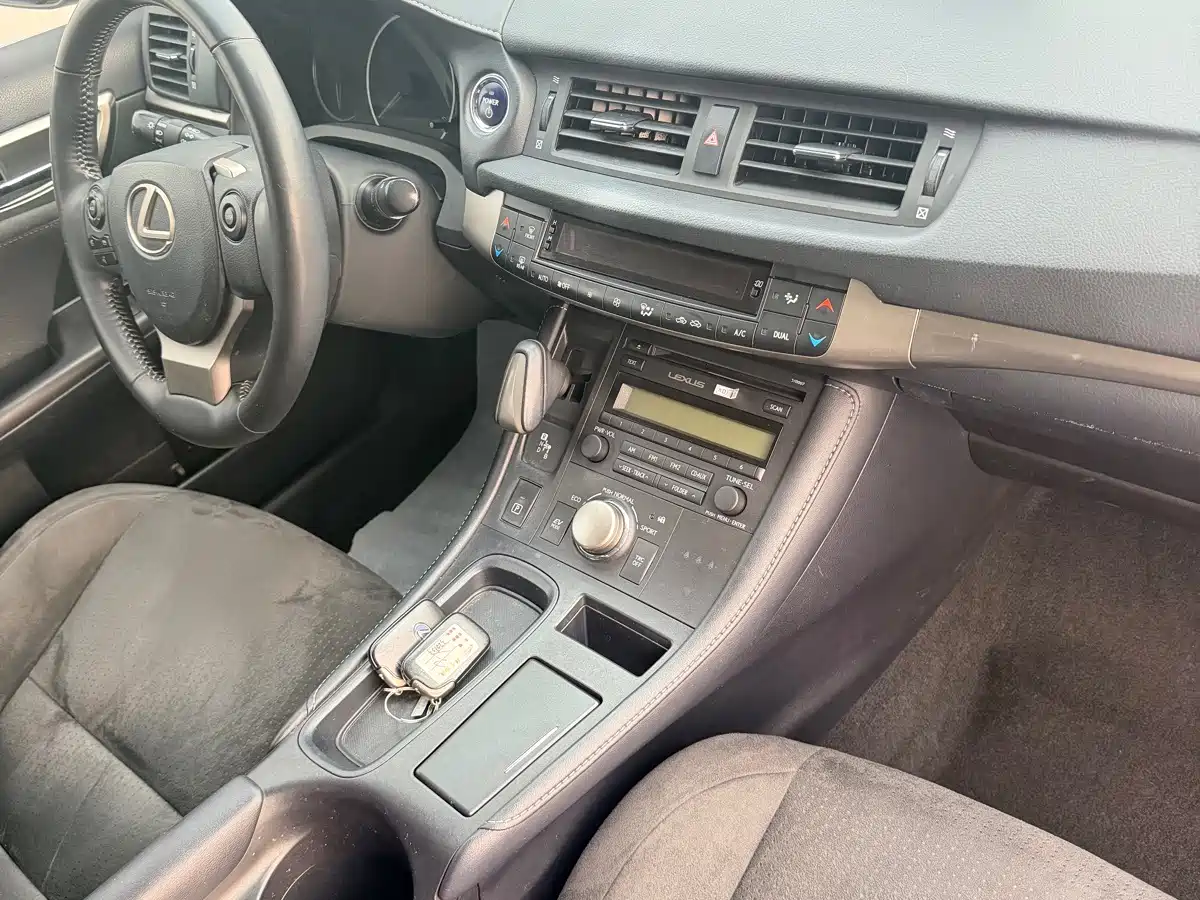 Фото 16 - Lexus CT
