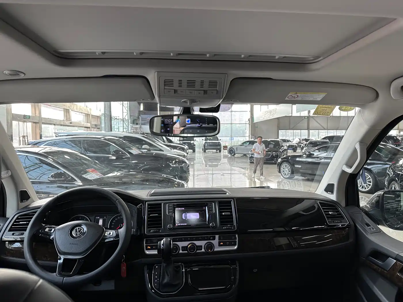 Volkswagen Multivan 2018 2.0TSI 4WD Premium Edition 7-Seater фото 15