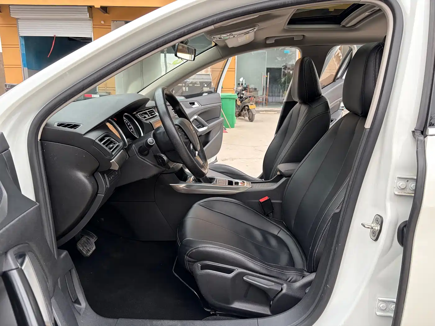 Peugeot 408 2016 1.6T Automatic Luxury Edition фото 5