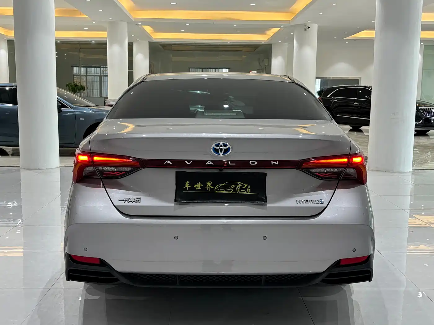 Toyota Avalon 2019 Hybrid 2.5L Luxury Edition China V фото 5