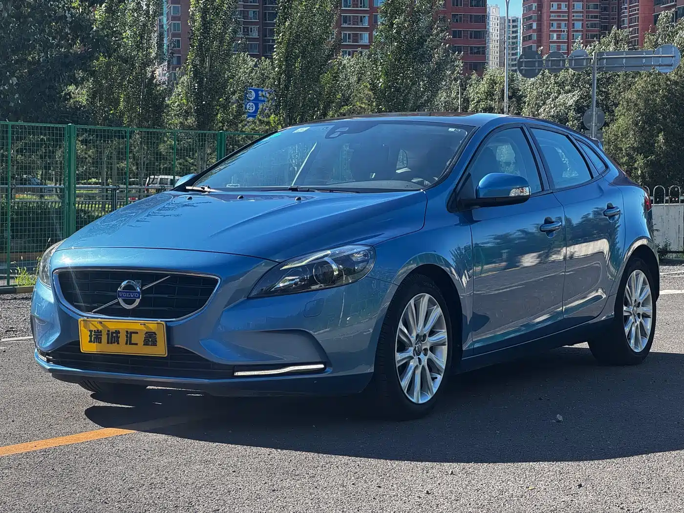 Фото 1 - Volvo V40
