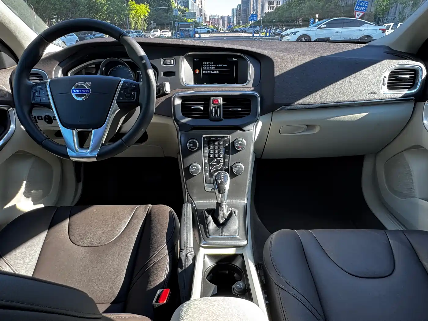 Фото 15 - Volvo V40