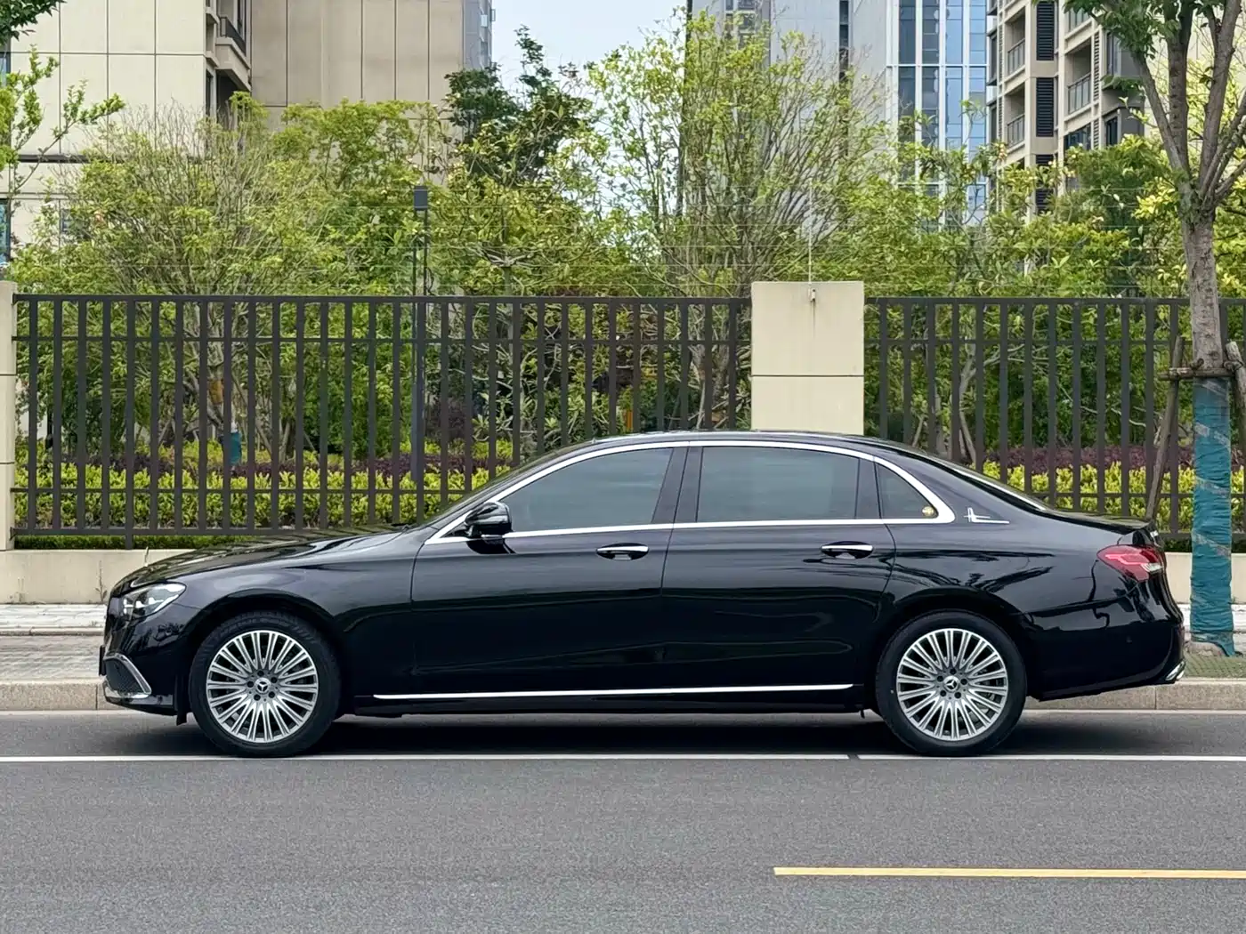 Mercedes-Benz E-Class 2023 E 300 L Fashion фото 3