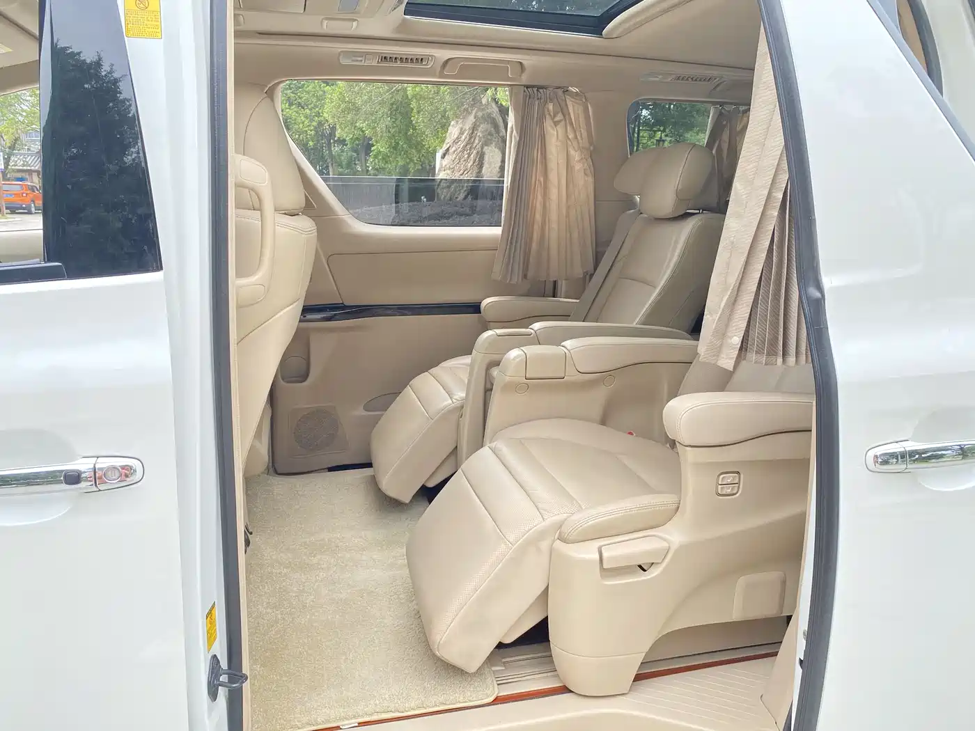 Toyota Alphard 2011 3.5L Luxury Edition фото 6
