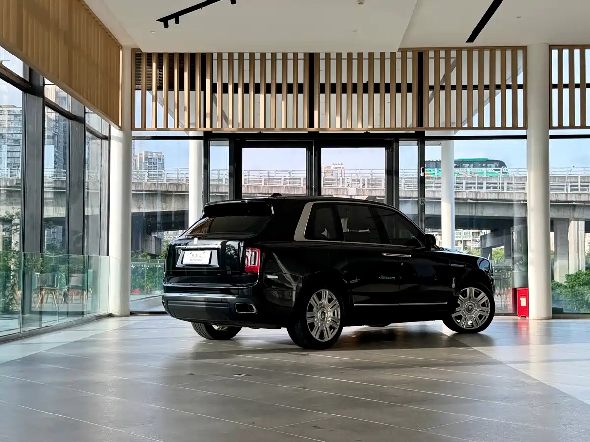 Фото 3 - Rolls-Royce Cullinan