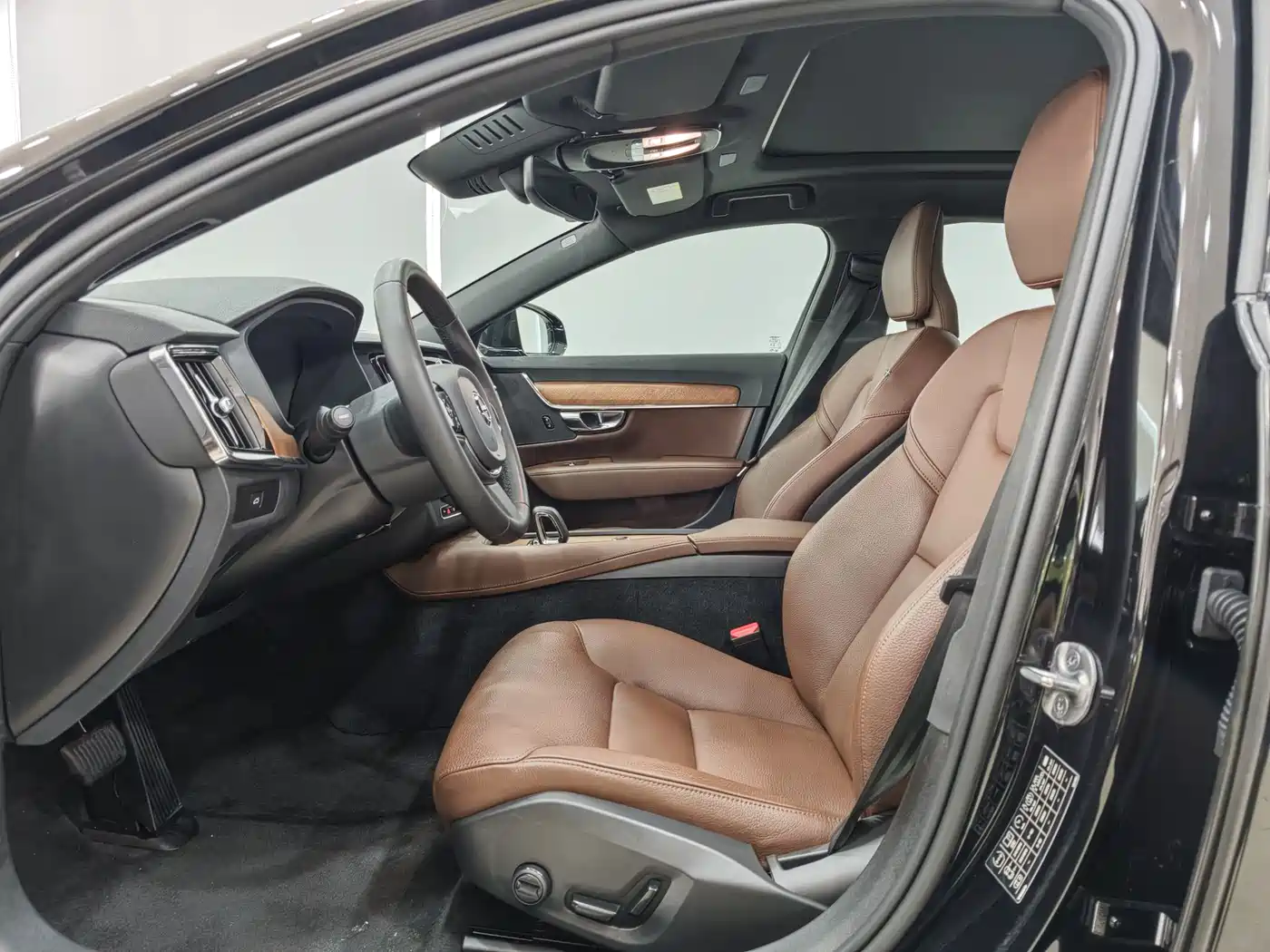 Volvo S90 2024 B5 Momentum Luxury Edition фото 8
