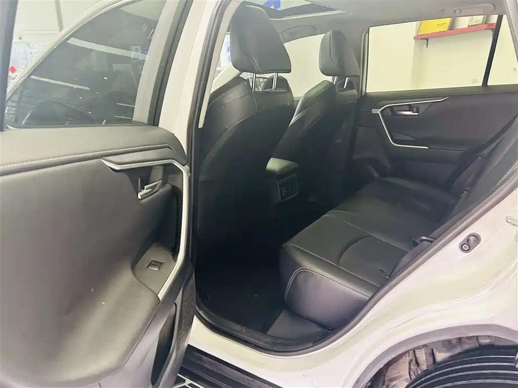 Toyota Wildlander 2021 2.0L CVT 2WD Luxury Edition фото 23