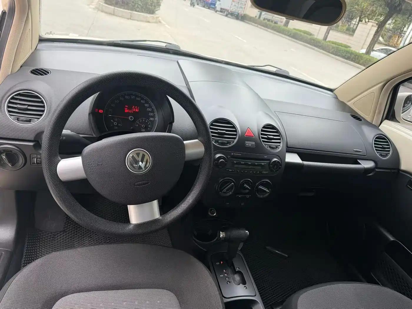 Volkswagen Beetle 2010 Model 1.6 AT фото 9