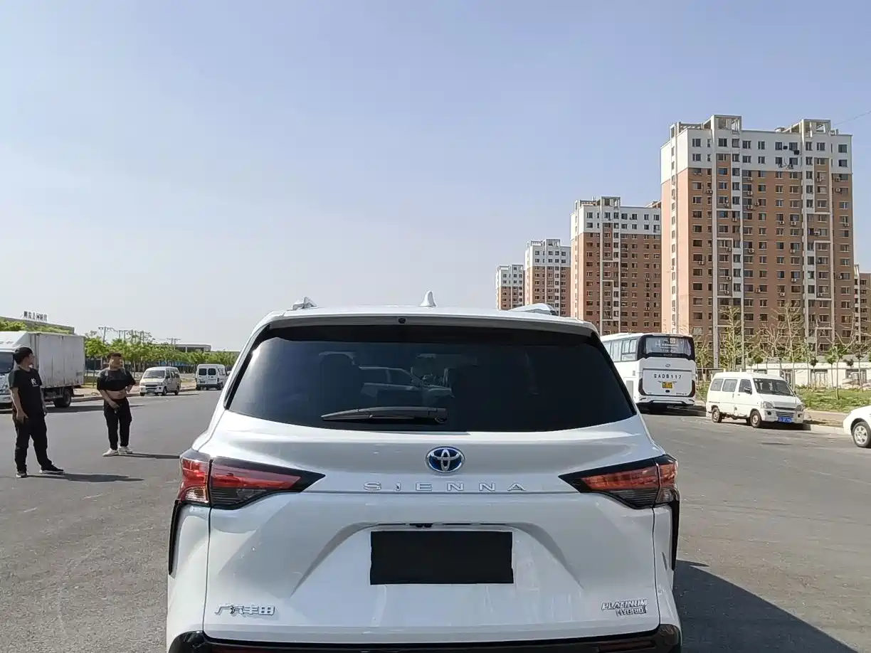 Toyota Sienna 2023 2.5L Hybrid Platinum Edition фото 7