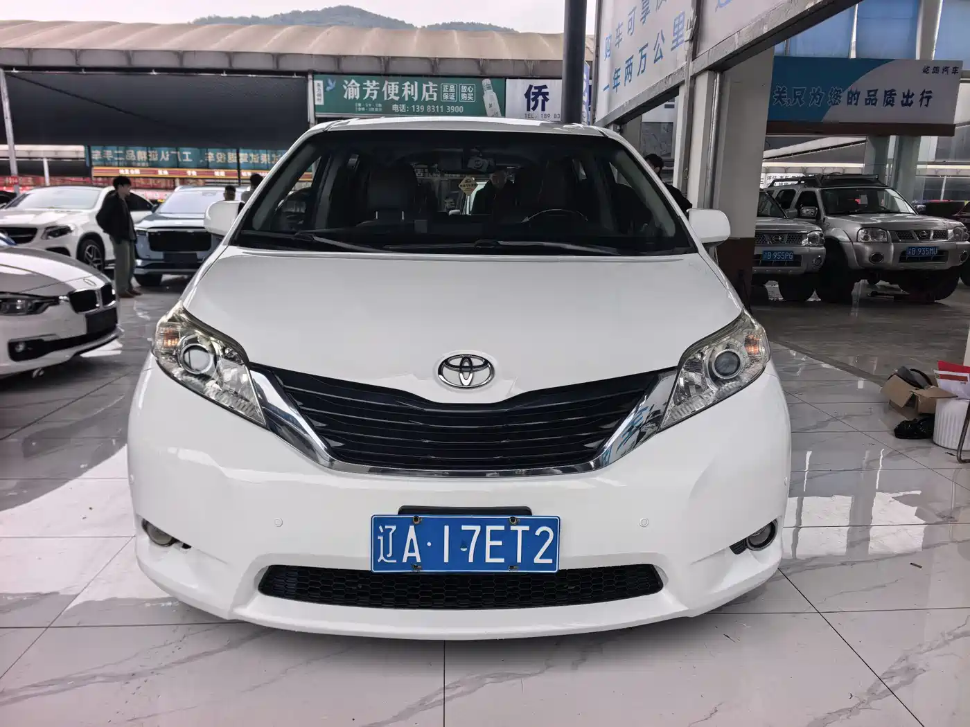 Toyota Sienna 2013 3.5L 4WD Automatic фото 2