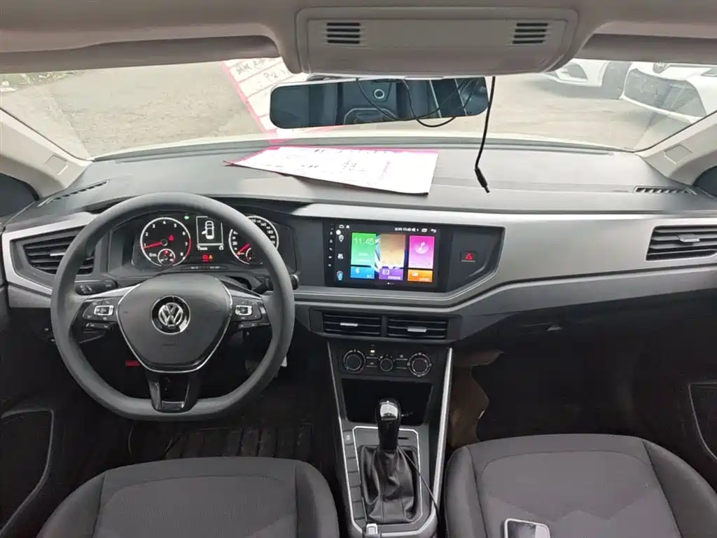 VOLKSWAGEN POLO