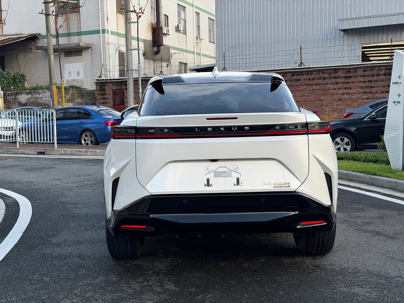Lexus RZ 2023 450e 4WD Premium фото 11