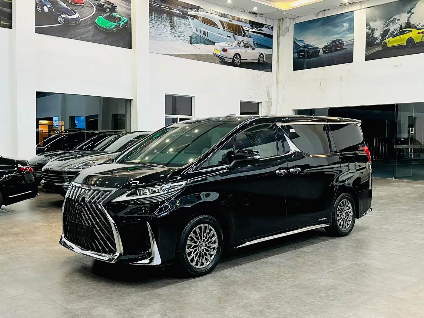 Lexus LM