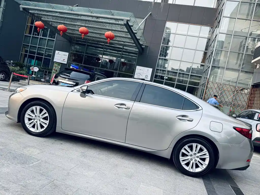 Фото 7 - Lexus ES