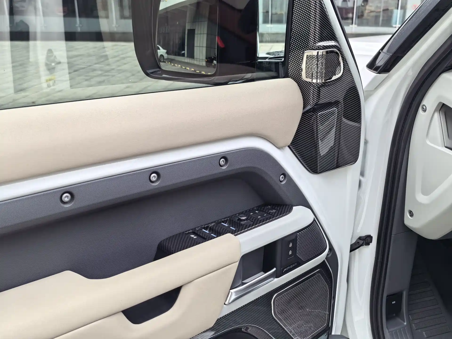 Photo 5 - Land Rover Defender