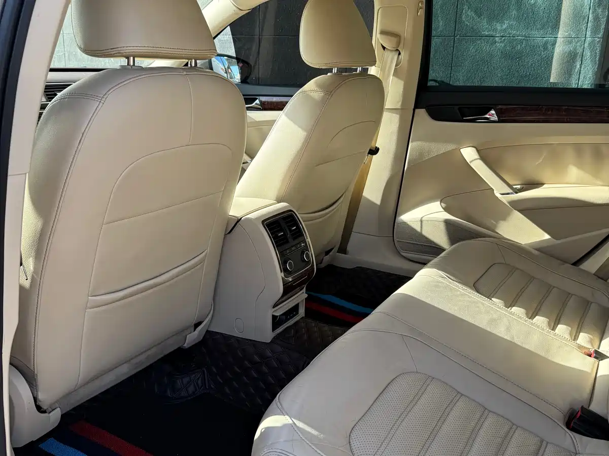 Volkswagen Passat 2011 1.8TSI DSG Royal Edition фото 4