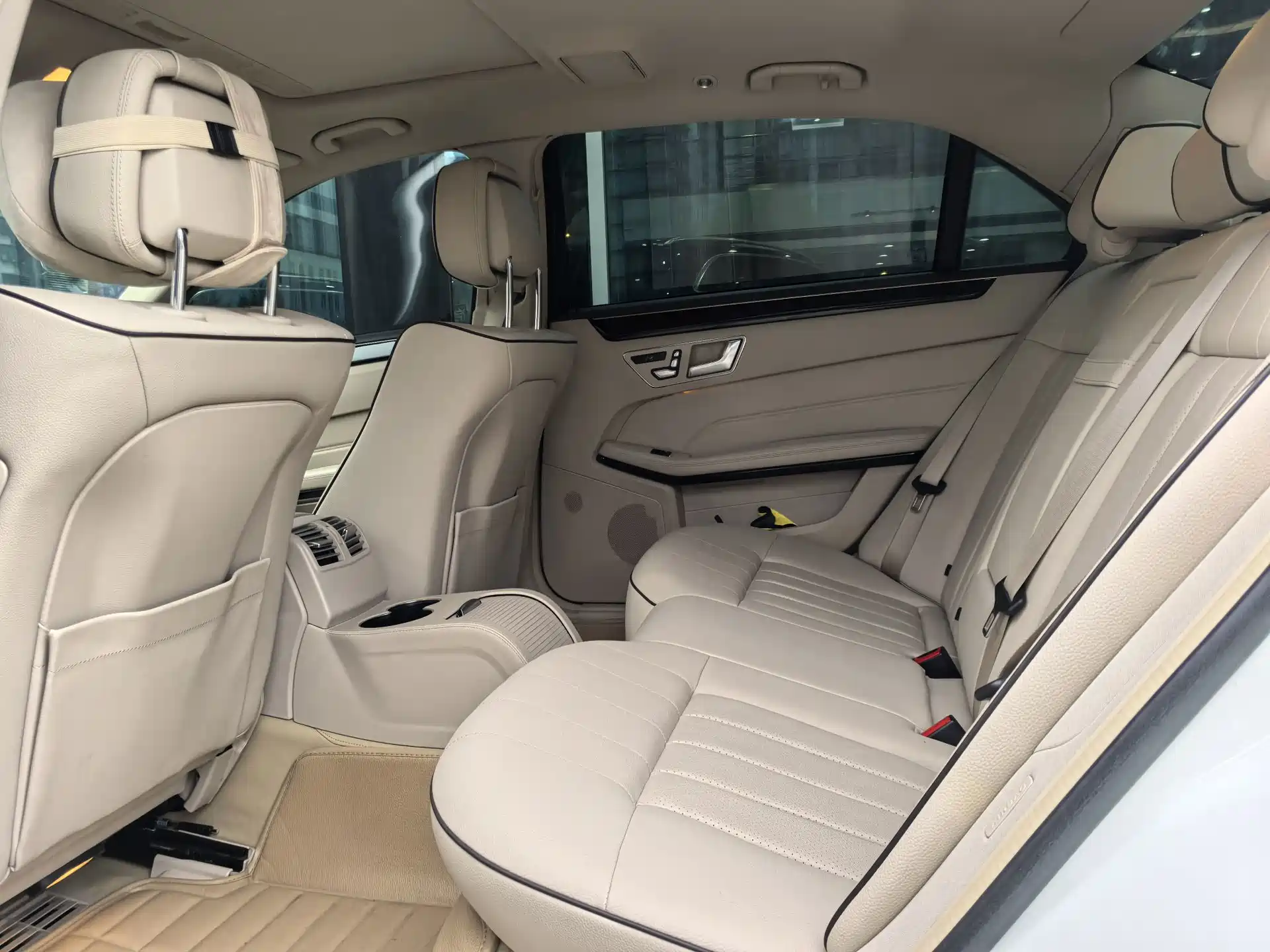 Фото 10 - Mercedes-Benz E-Class