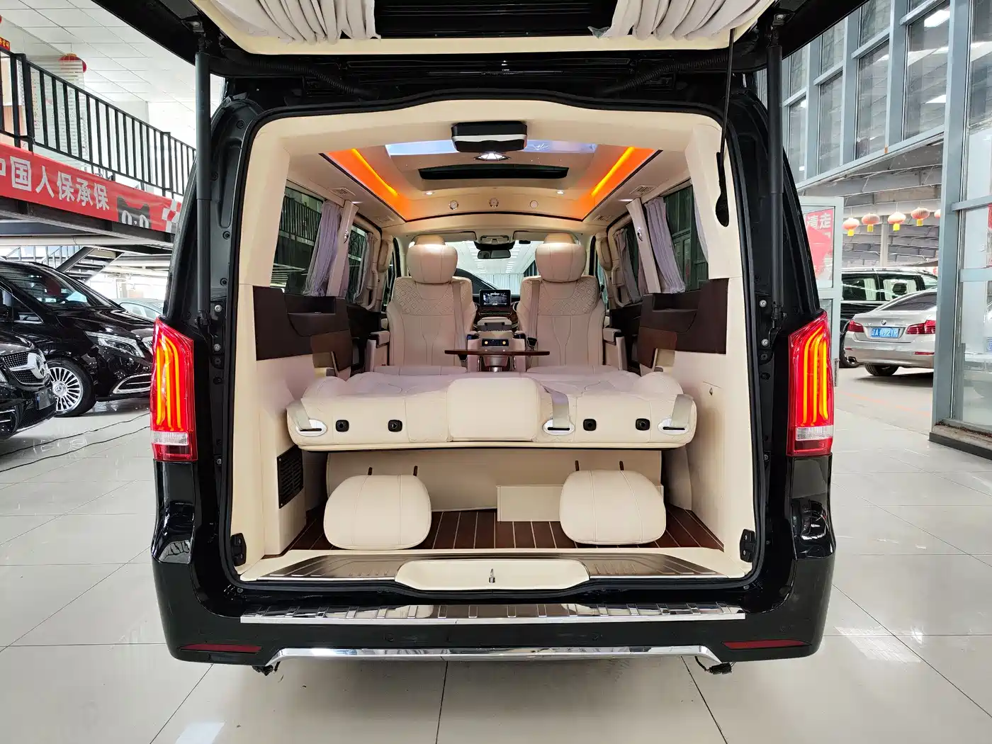 Mercedes-Benz V-Class 2018 V 260 L Premium Long Wheelbase Edition China VI фото 32