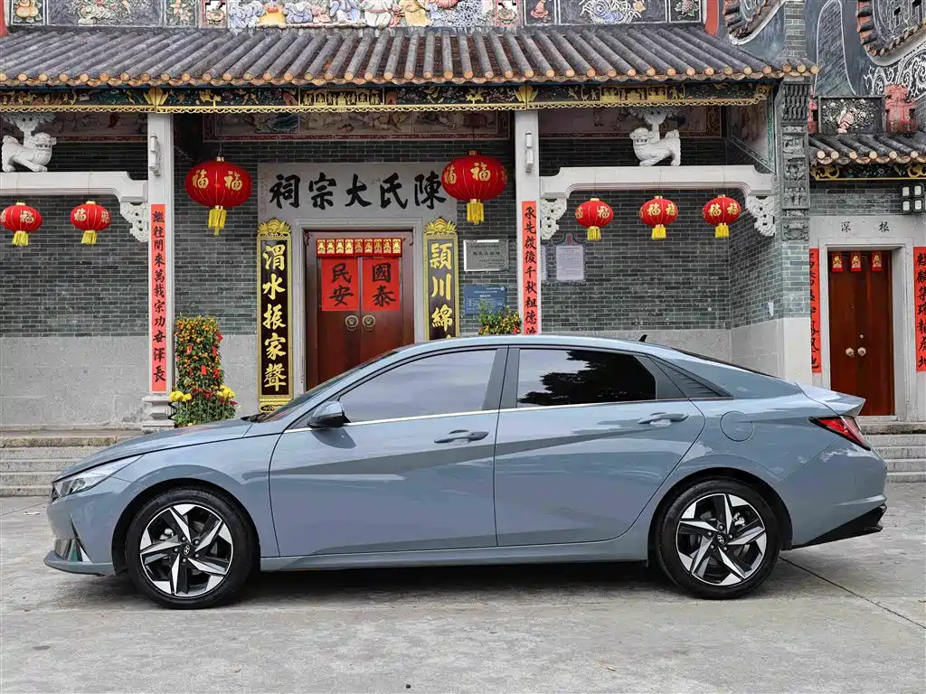 Hyundai Elantra 2021 1.5L CVT LUX Premium Edition фото 10