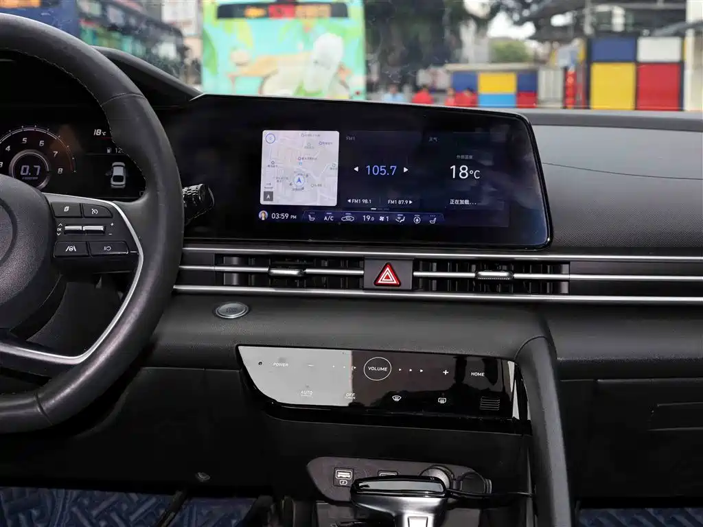 Hyundai Elantra 2021 1.5L CVT LUX Premium Edition фото 12