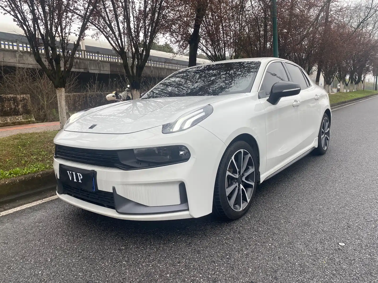 Фото 1 - Lynk & Co 03
