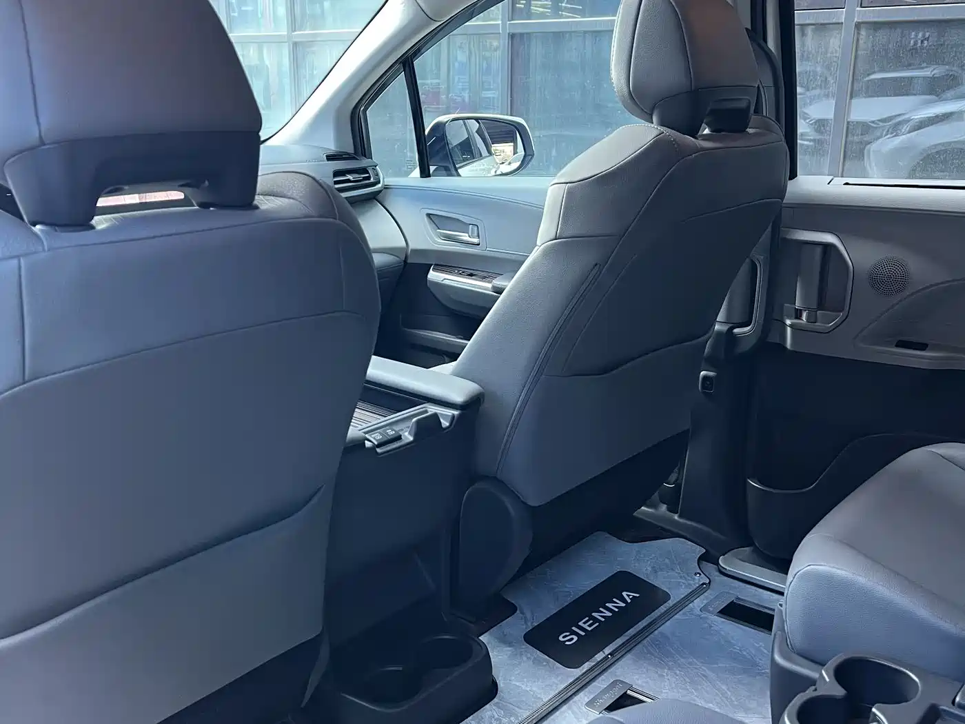 Toyota Sienna фото 20