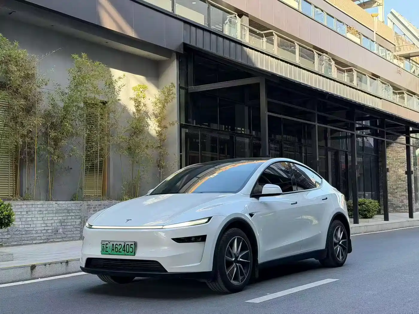 TESLA MODEL Y