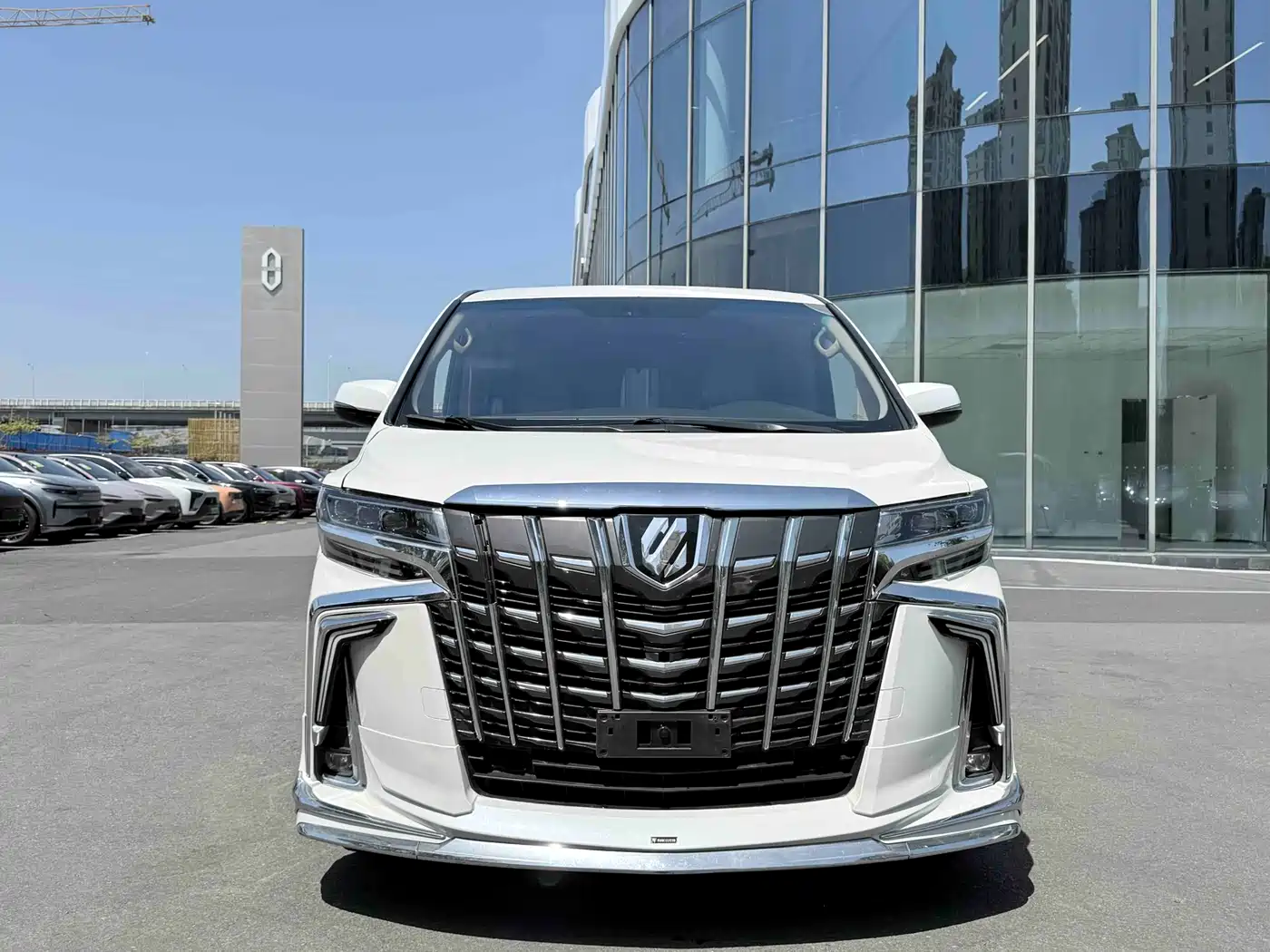 Toyota Alphard фото 2