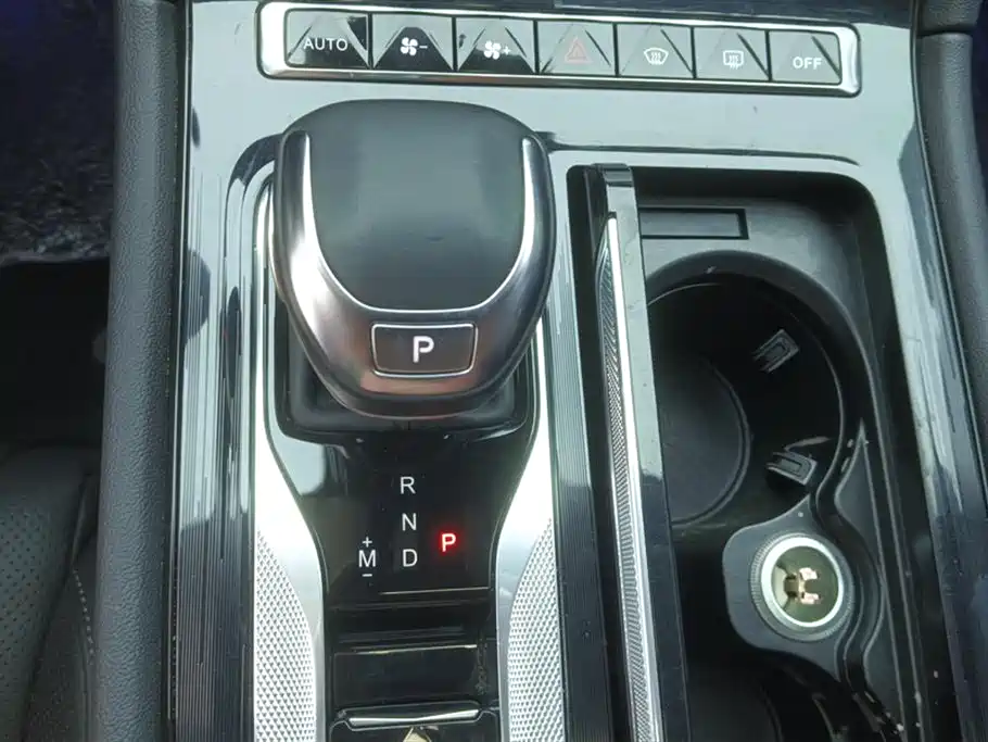 Hongqi H5 2024 2.0T Automatic Smart Connect Flag Smooth Edition фото 16